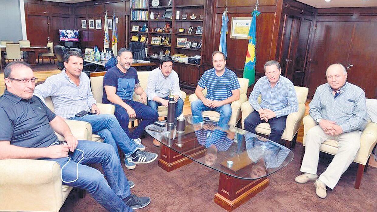 Menéndez y Gray reunidos con intendentes en Malvinas Argentinas.