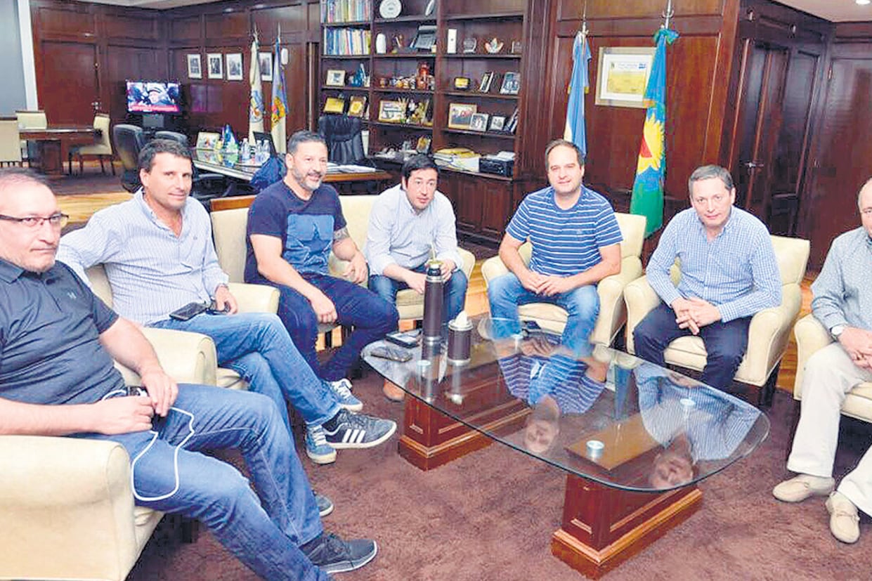 Menéndez y Gray reunidos con intendentes en Malvinas Argentinas.