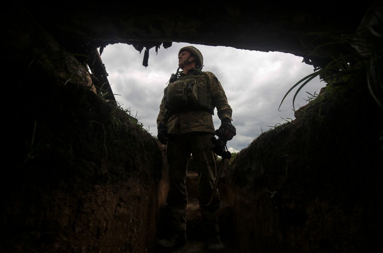 Un soldado ucraniano vigila una trinchera en la provincia de Donetsk, Ucrania.