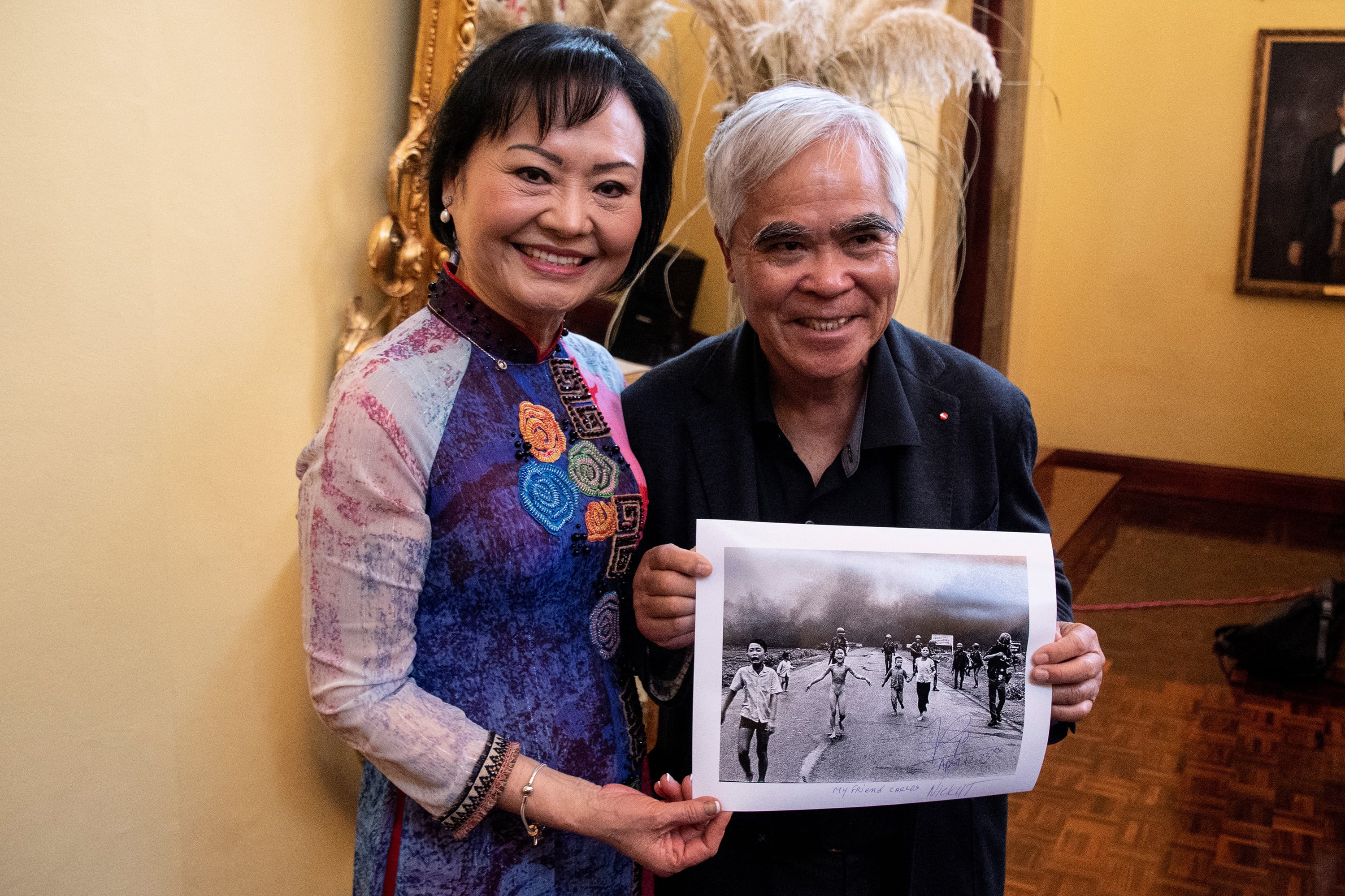 Phan Thi Kim Phúc, la niña de la foto, junto a Nick Ut