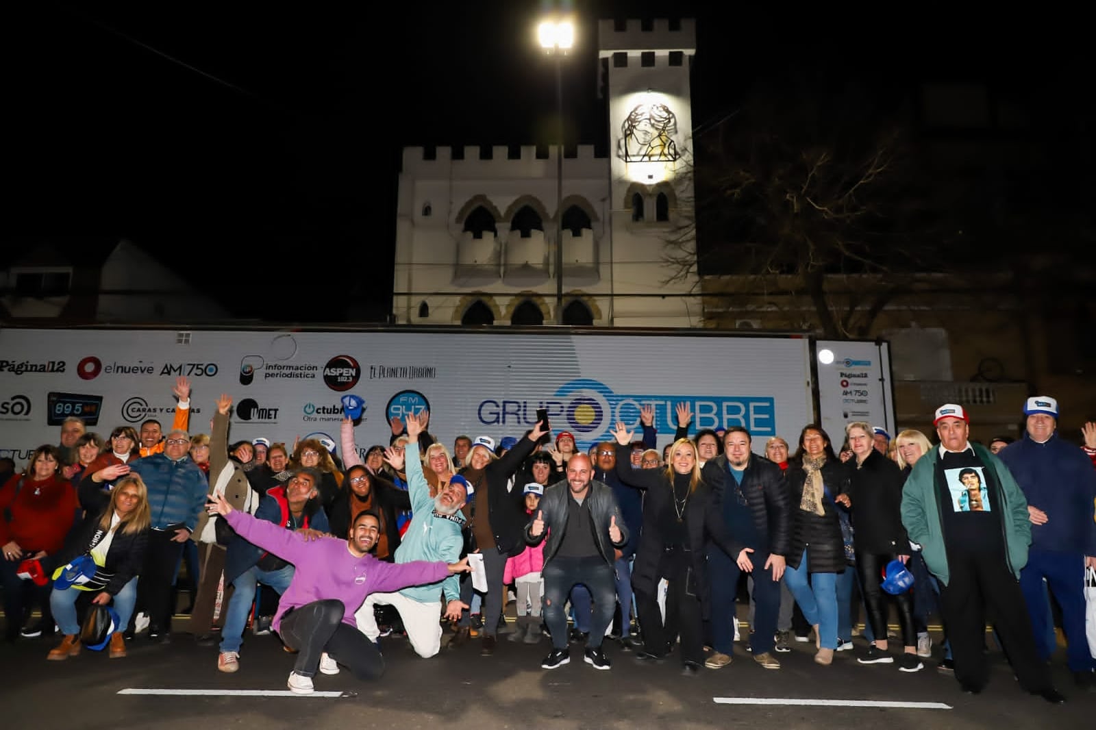 Emiliano Ojeda, Marcela Godoy y Luis Ortiz, con los vecinos festejan que se volvió a encender el "Sandro iluminado"