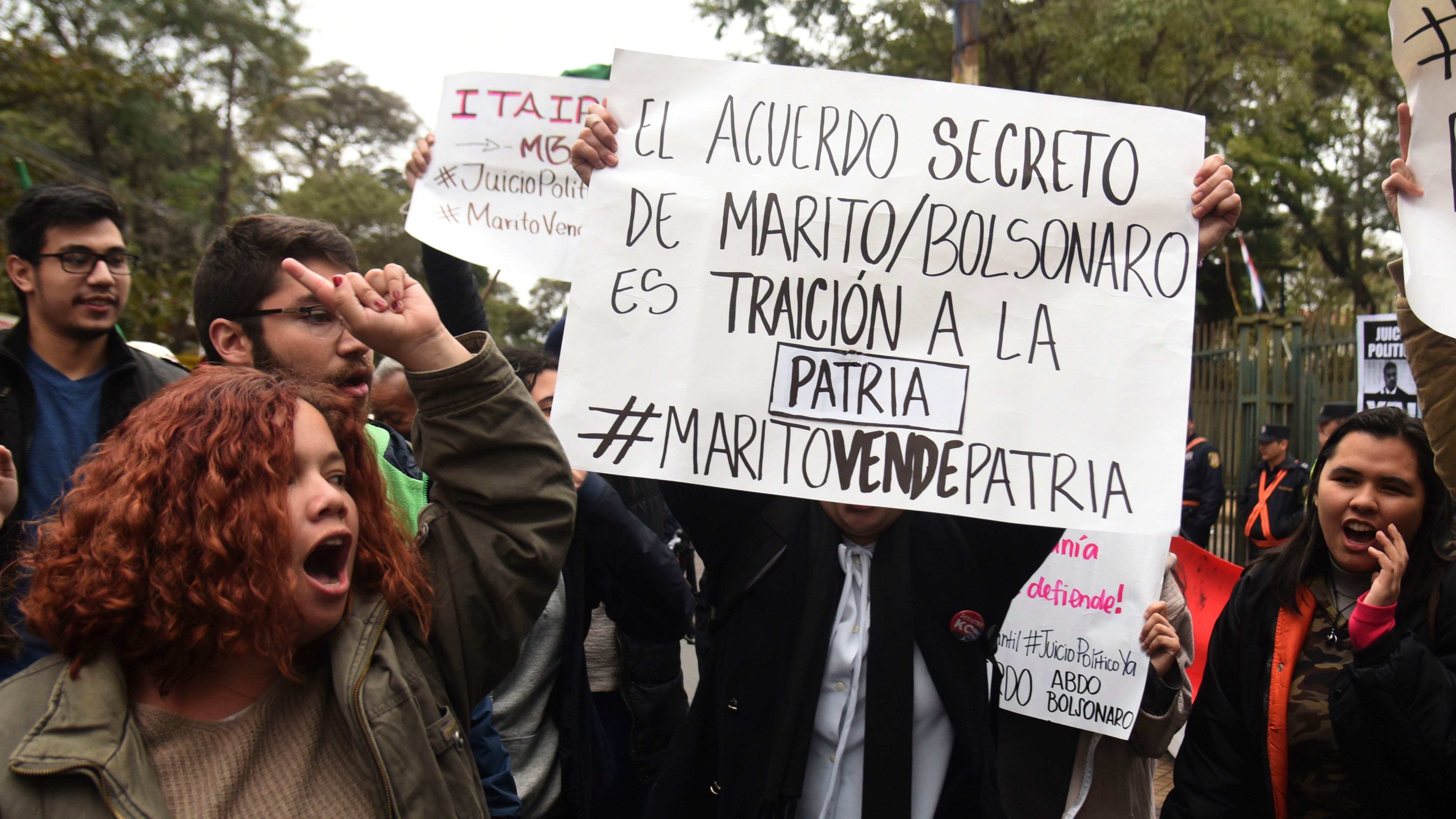 Manifestantes repudian el acuerdo secreto del gobierno con Brasil. 
