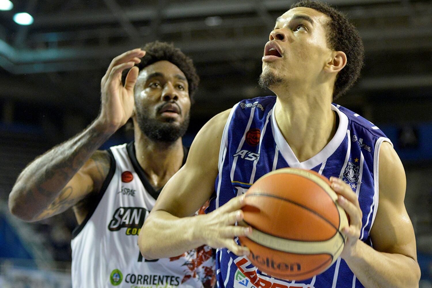 Tyler, con la pelota en sus manos y la camiseta de Peñarol.