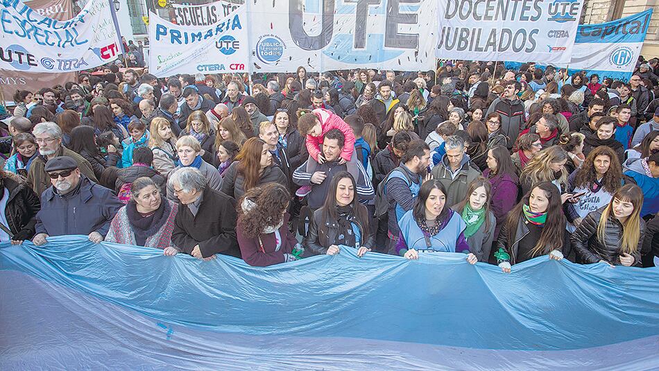 Gremios y organizaciones sociales llegaron hasta la vieja sede porteña frente a Plaza de Mayo.