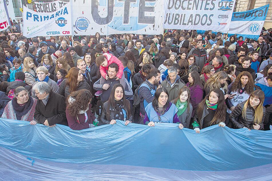 Gremios y organizaciones sociales llegaron hasta la vieja sede porteña frente a Plaza de Mayo.
