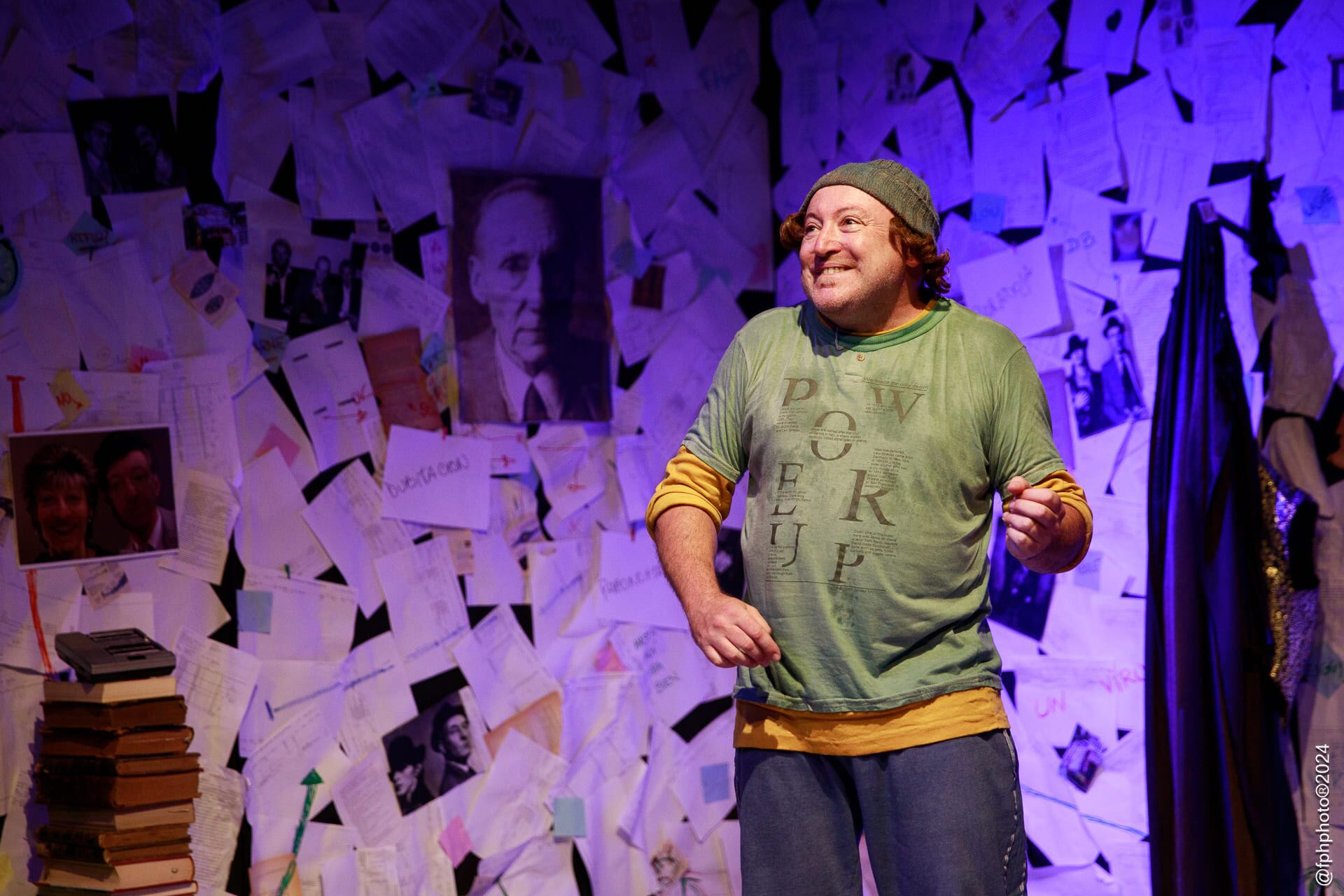 Inspirado en el patrono beat William Burroughs, el protagonista busca  demostrarle al mundo el poder transformador de la lengua