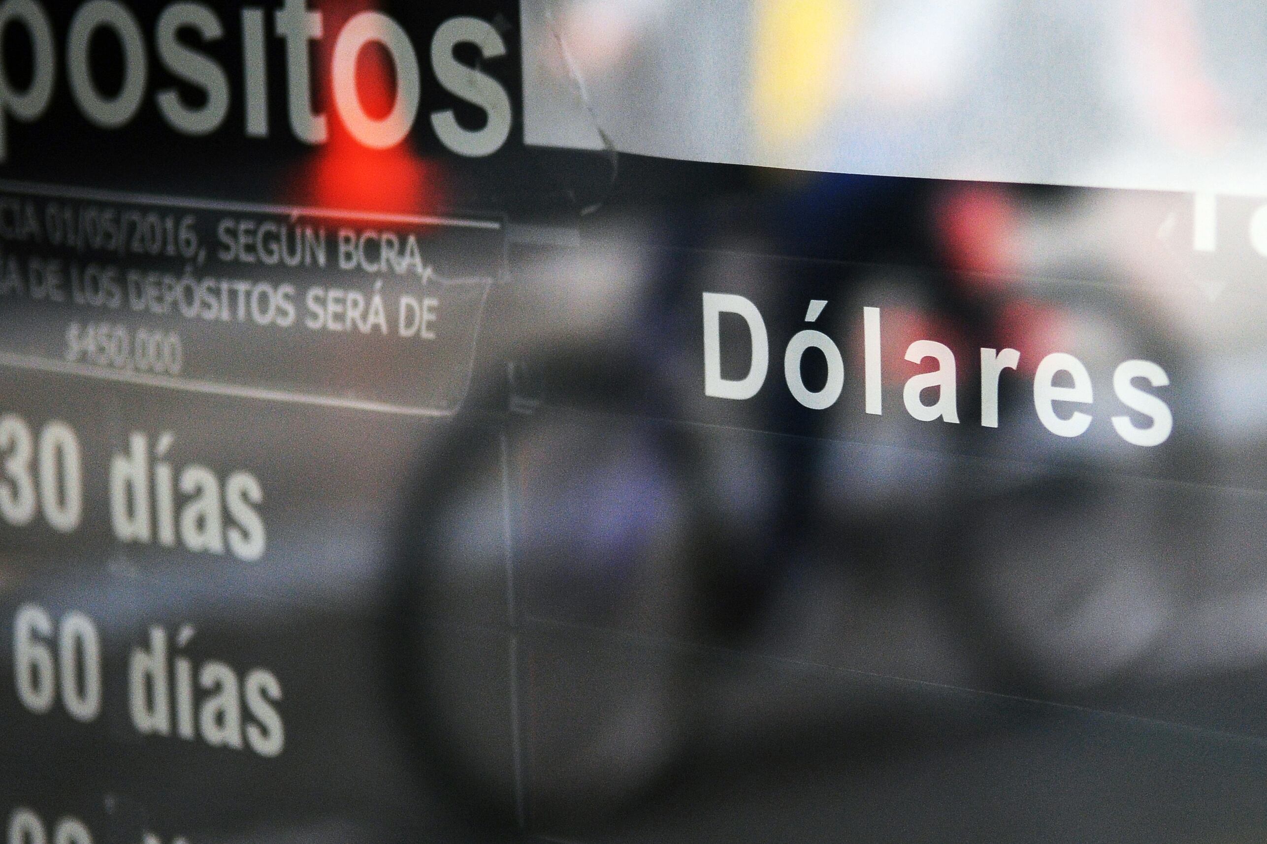 El dólar blue volvió a dar un salto de 11 pesos y terminó en 547 pesos por unidad.