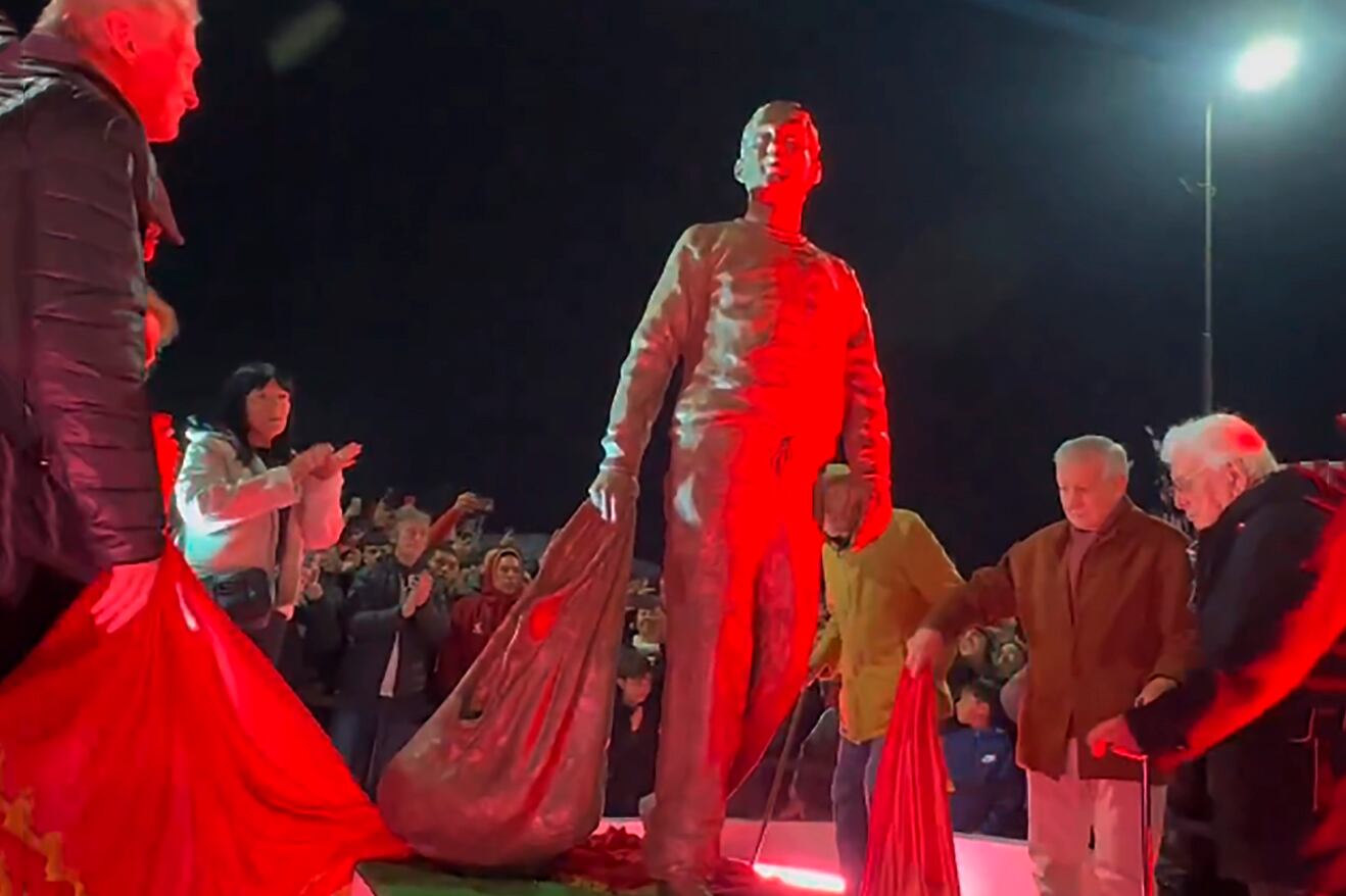 La estatua de Zubeldía, develada por sus dirigidos.