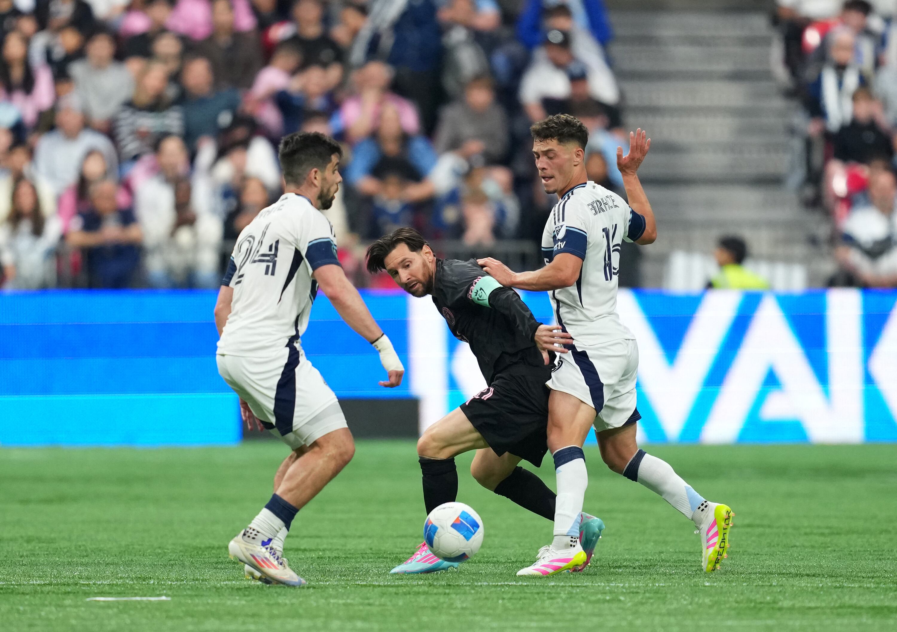 Lionel Messi, rodeado por la marca