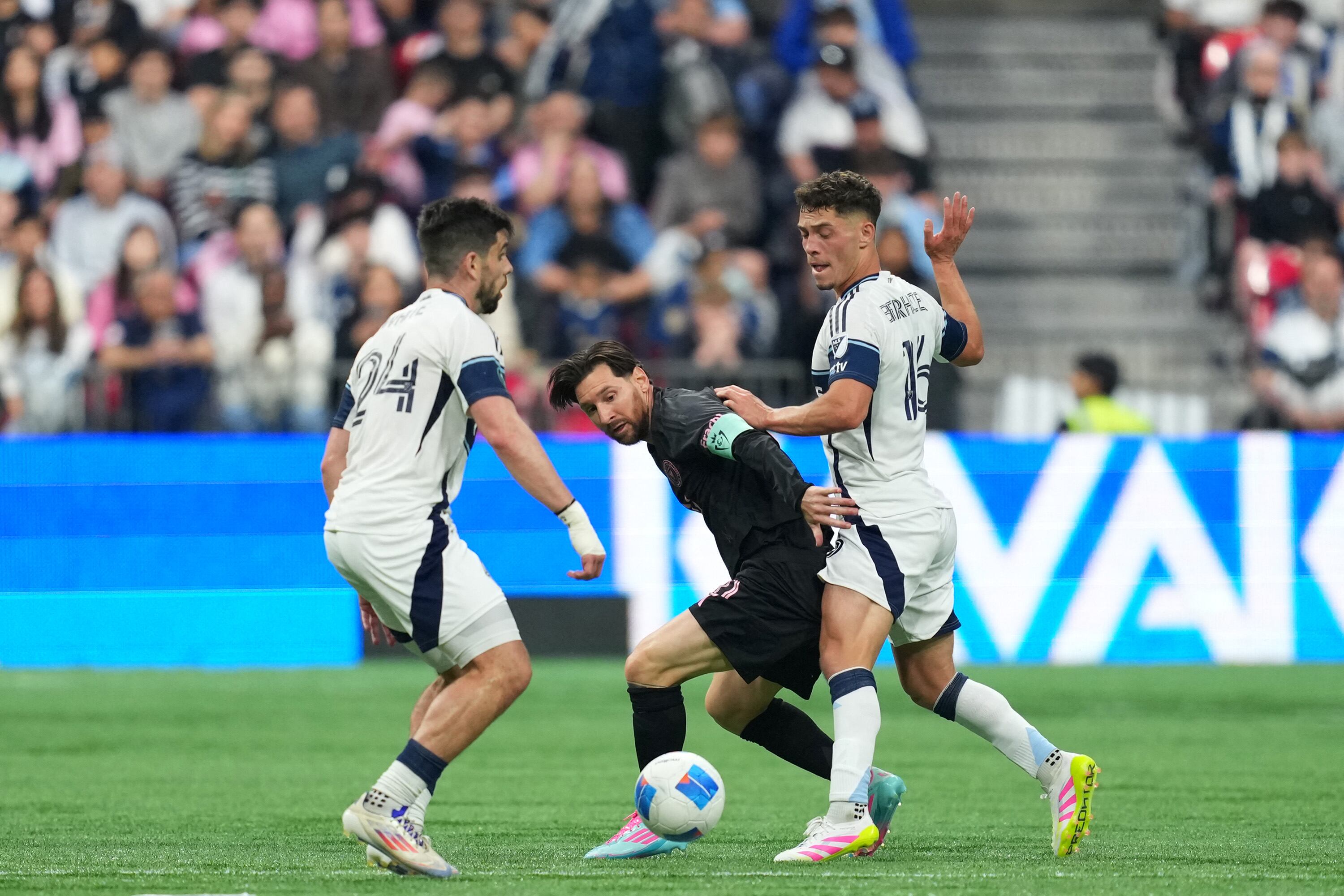 Lionel Messi, rodeado por la marca