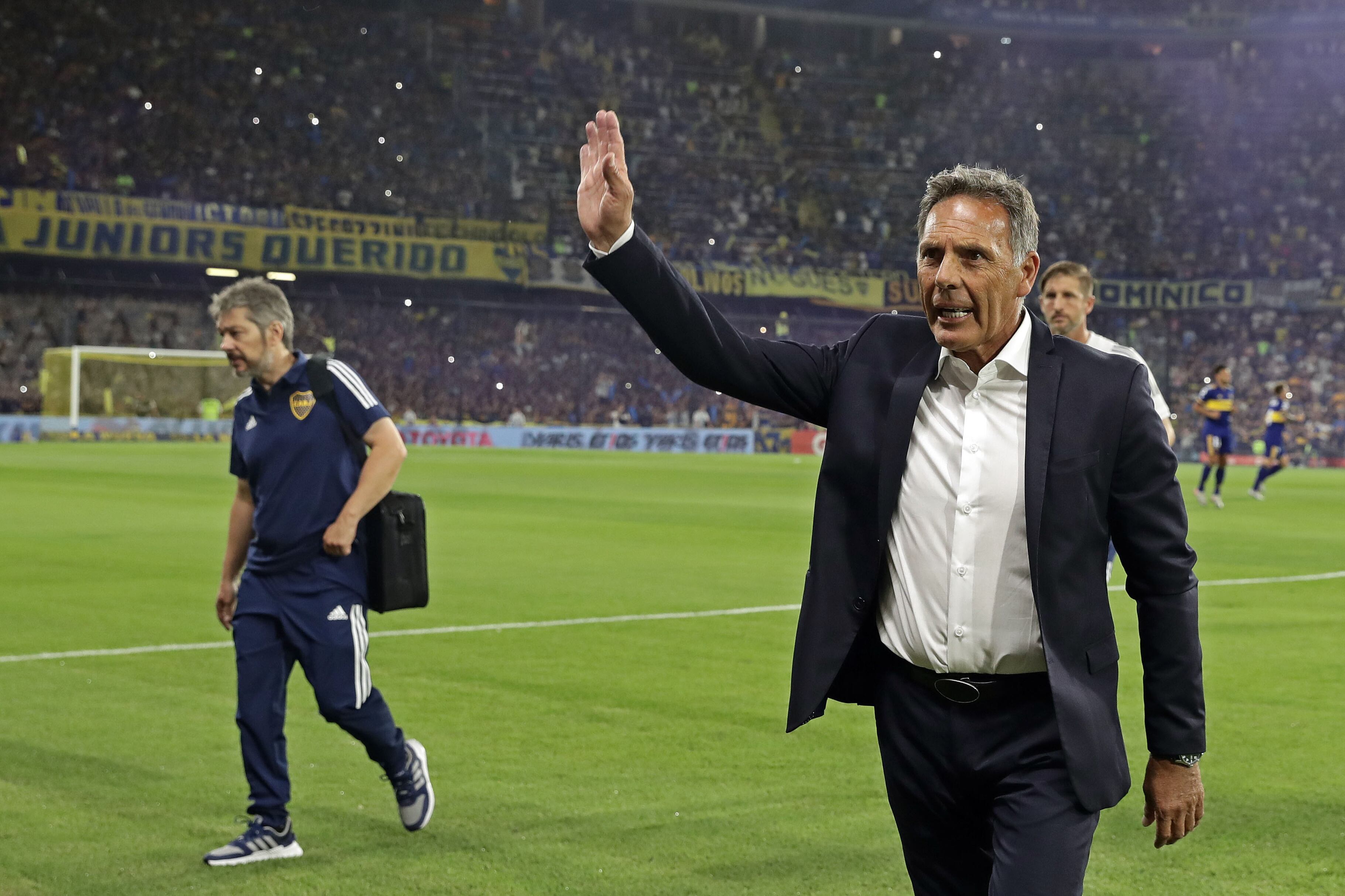 Miguel Angel Russo debutó como DT de Boca con un 0-0 ante Independiente.