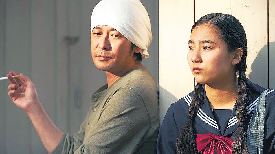 Sentaro (Masatoshi Nagase, visto en el Paterson, de Jim Jarmusch) junto a una adolescente problemática.