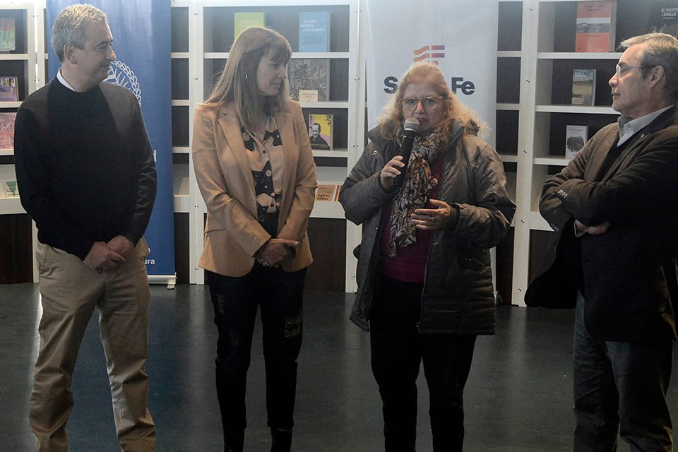 Javkin, la ministra Rueda, la escritora Vignoli y el director de Fundación El Libro, Ezequiel Martínez.