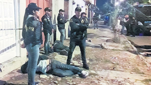 Cuatro hombres que acababan de cobrar un rescate tras un doble secuestro se entregaron tras un tiroteo con la policía de más de 40 disparos.