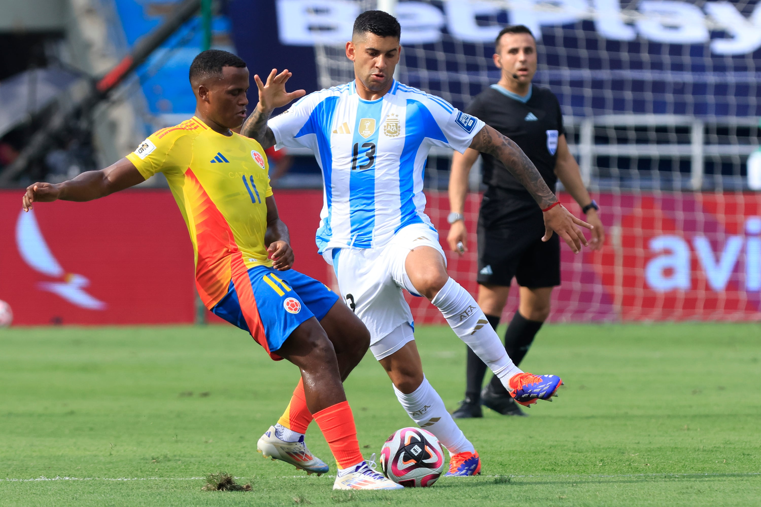 Cuti Romero cruza a Jhon Arias. El cordobés se lució nuevamente desde el fondo.