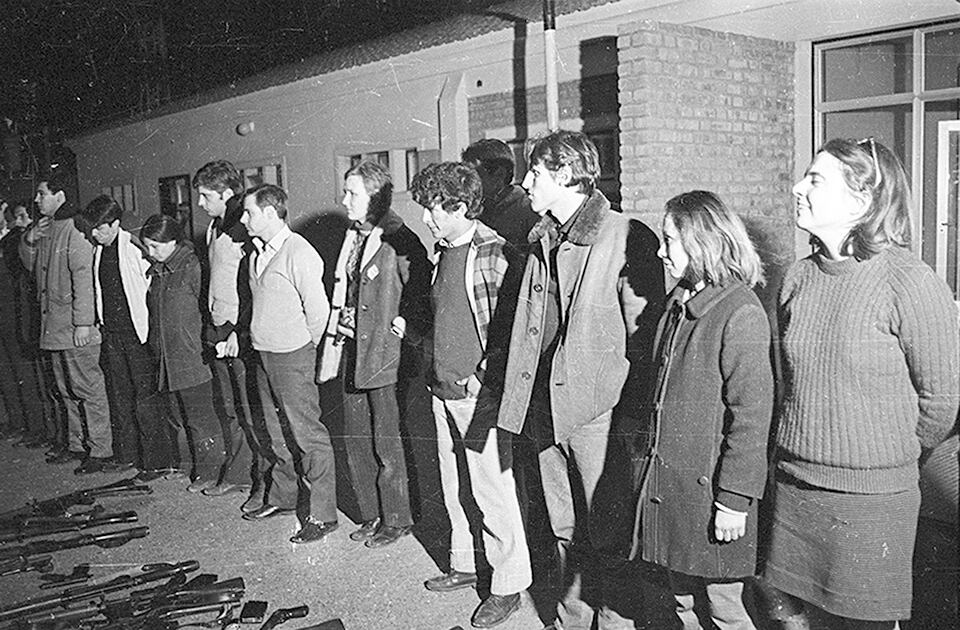 La icónica foto de Emilser Pereyra de la rendición tras la fuga fallida en Trelew. 