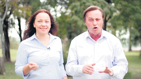 Josefina Etienot en campaña con Sergio Varisco. Después de la causa por narcotráfico, la vice acusa al intendente.