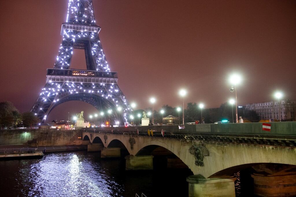 París apagará las luces de la torre Eiffel y otros monumentos por la noche para ahorrar energía.