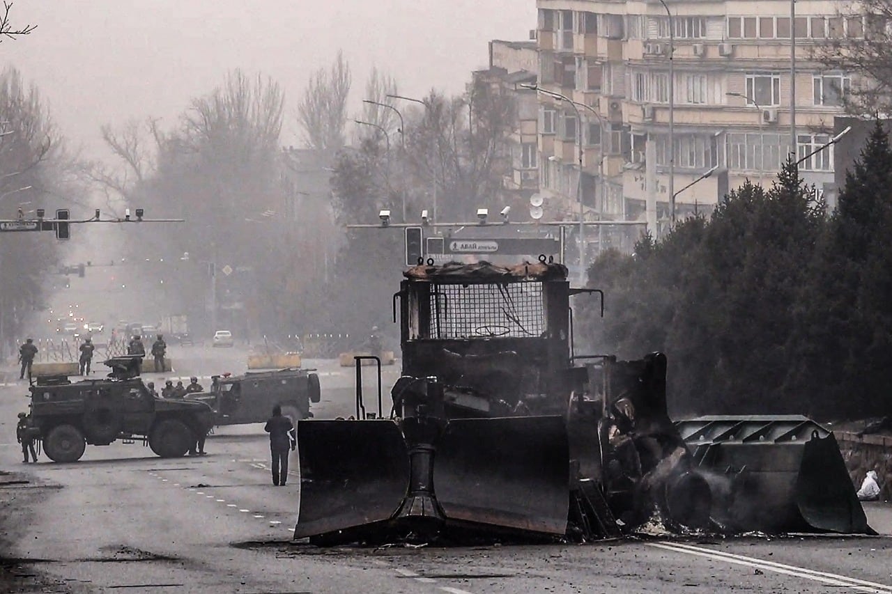 Militares cortan un calle en el centro de Almaty en un intento por frenar las protestas. Foto 2: El anuncio del presidente Kassym-Jomart Tokayev. (AFP)