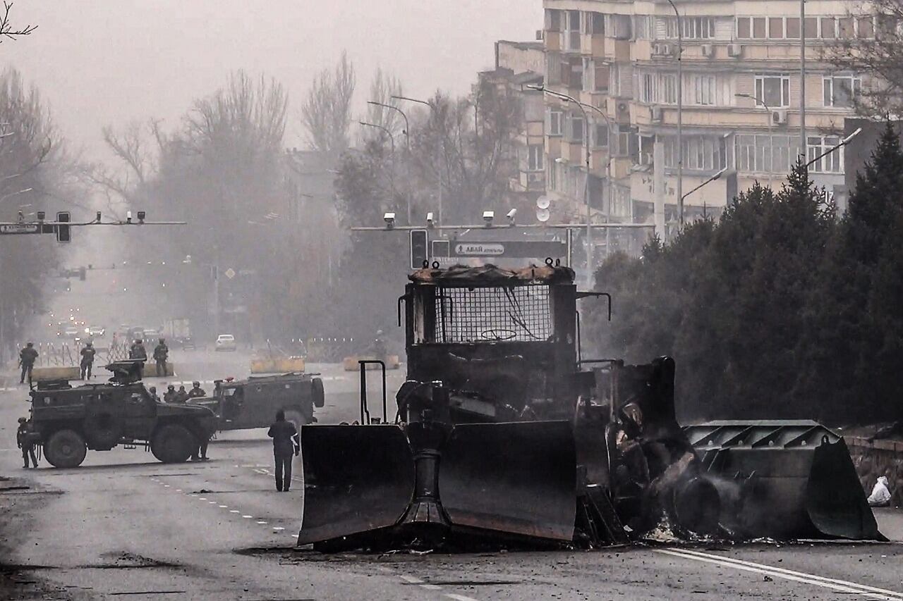 Militares cortan un calle en el centro de Almaty en un intento por frenar las protestas. Foto 2: El anuncio del presidente Kassym-Jomart Tokayev. (AFP)