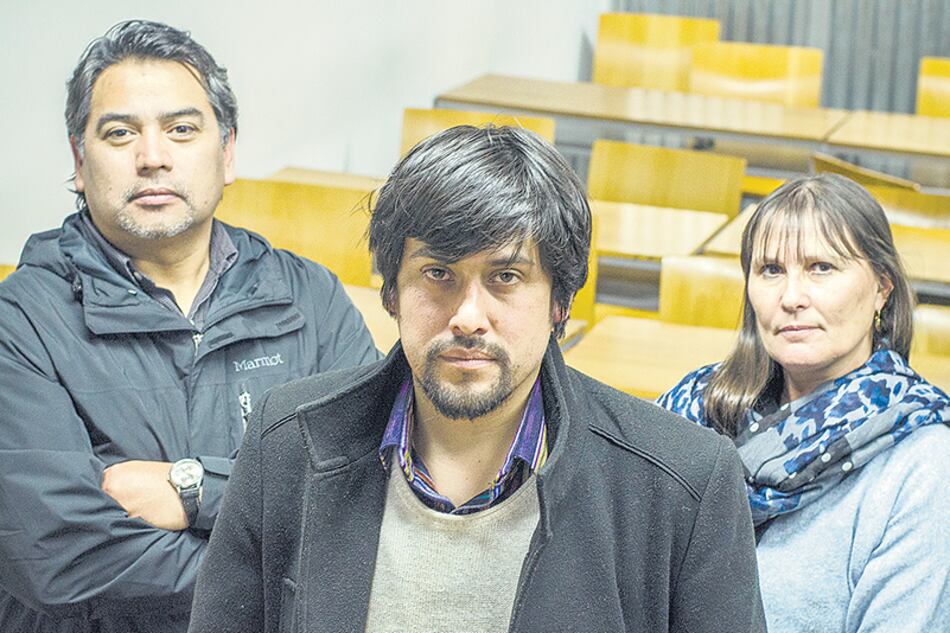 Pedro Cayuqueo y Fernando Pairican, junto a Sonia Ivanoff, abogada de Jones Huala.