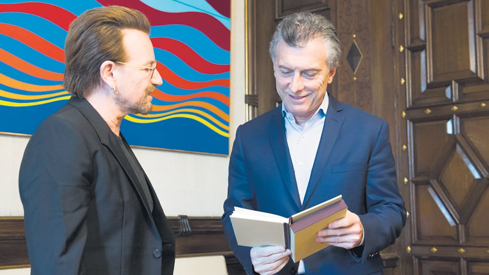 El presidente Mauricio Macri recibió a Bono en la Casa Rosada.