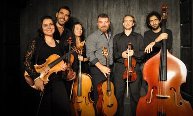 El guitarrista Gabriel Paulochenka junto al Quinteto Municipal de Cuerdas de San Lorenzo.