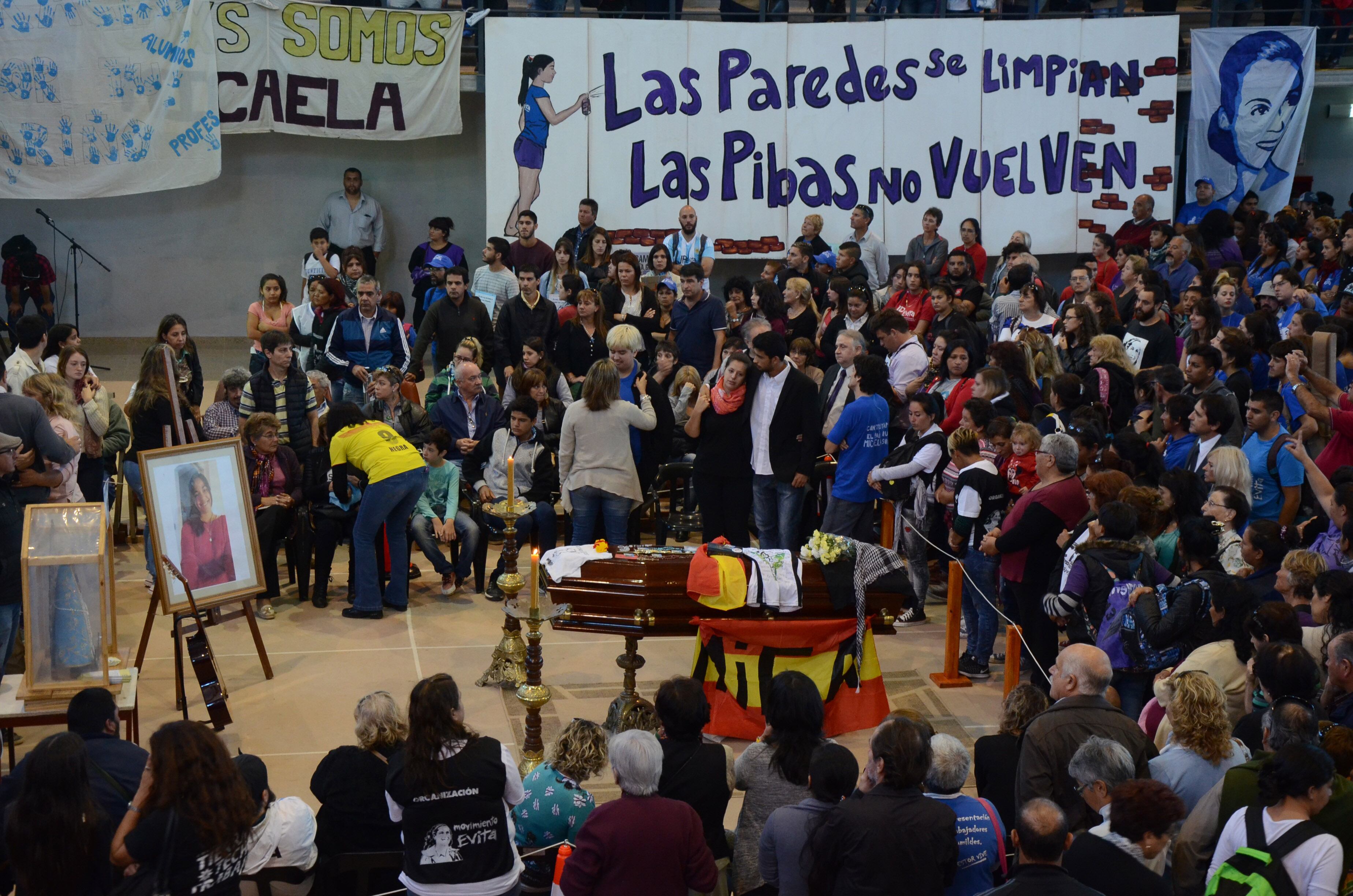 El velorio de Micaela en un gimnasio de Concepción del Uruguay.