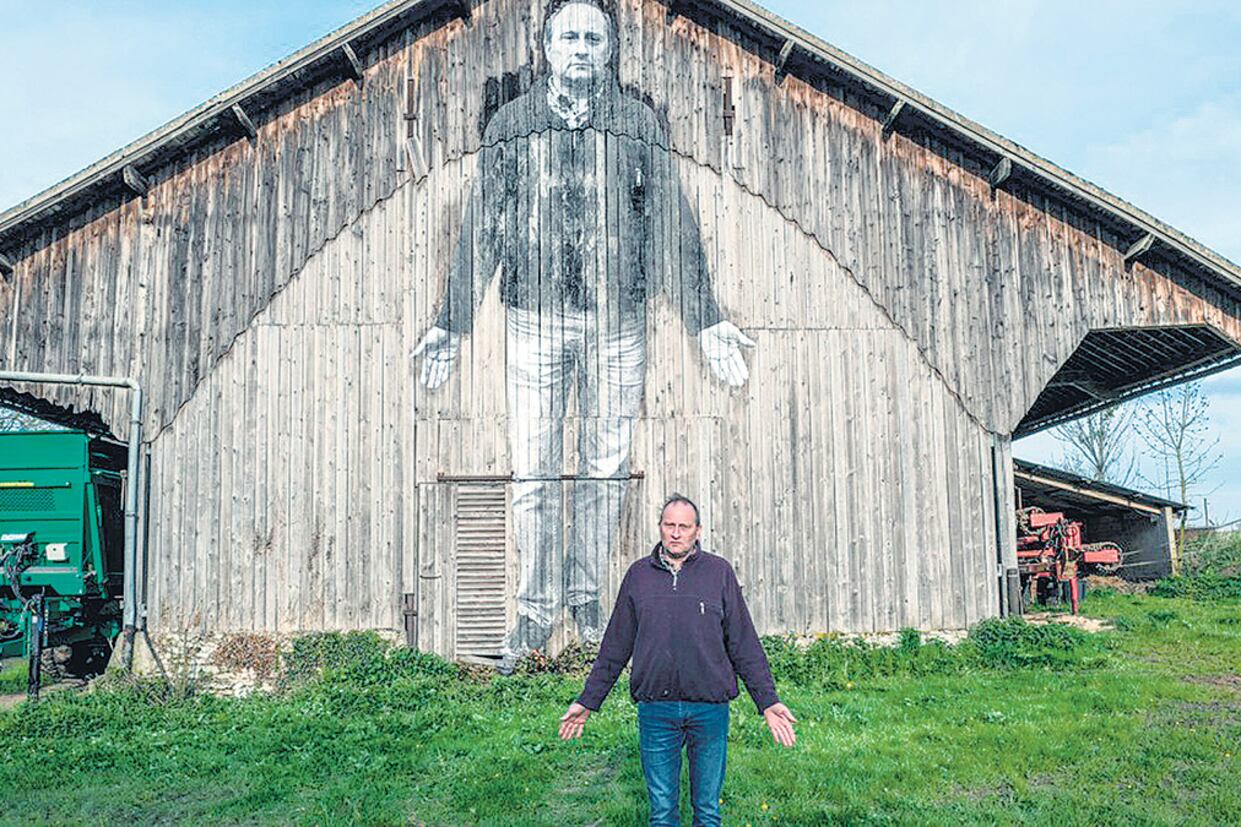 Con las fotos, Varda y JR erigen enormes murales para el recuerdo.