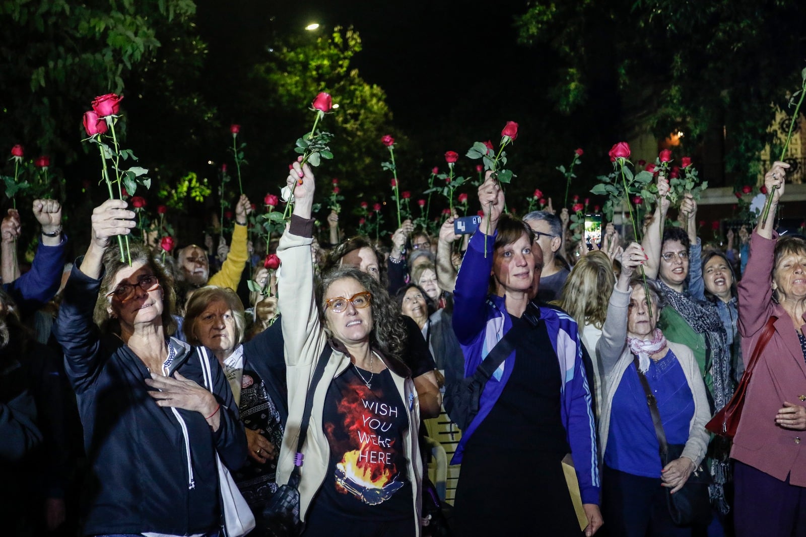 El símbolo de las rosas rojas fue levantado en el grito de "¡Presentes!", por los 30.000.