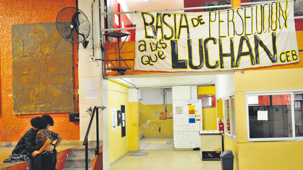 Dos de las tres denuncias penales radicadas por tomas mencionan el instructivo.