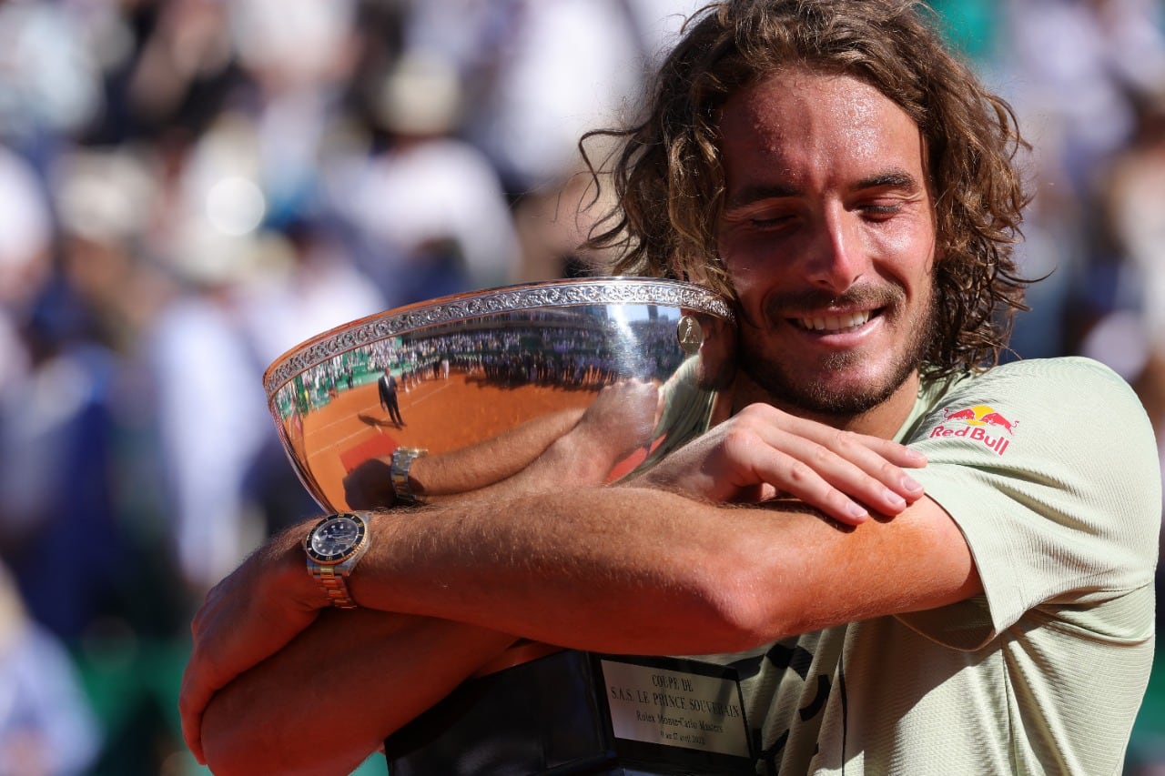Tsitsipas se abraza a la Copa que obtuvo