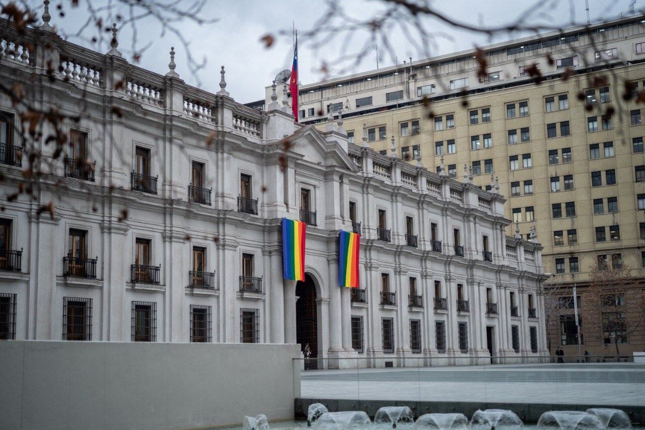 En Chile, izaron la bandera de la comunidad LGBTQI+ en la Casa de Gobierno. Imagen: Presidencia de Chile. 