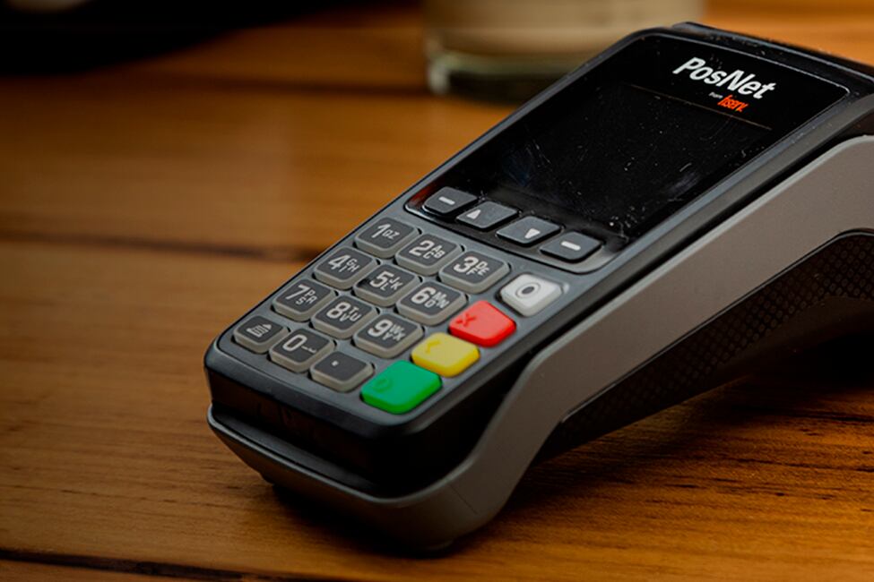 En relación a medios de pagos tradicionales, las tarjetas de débito caen mientras que las de crédito crecen. 