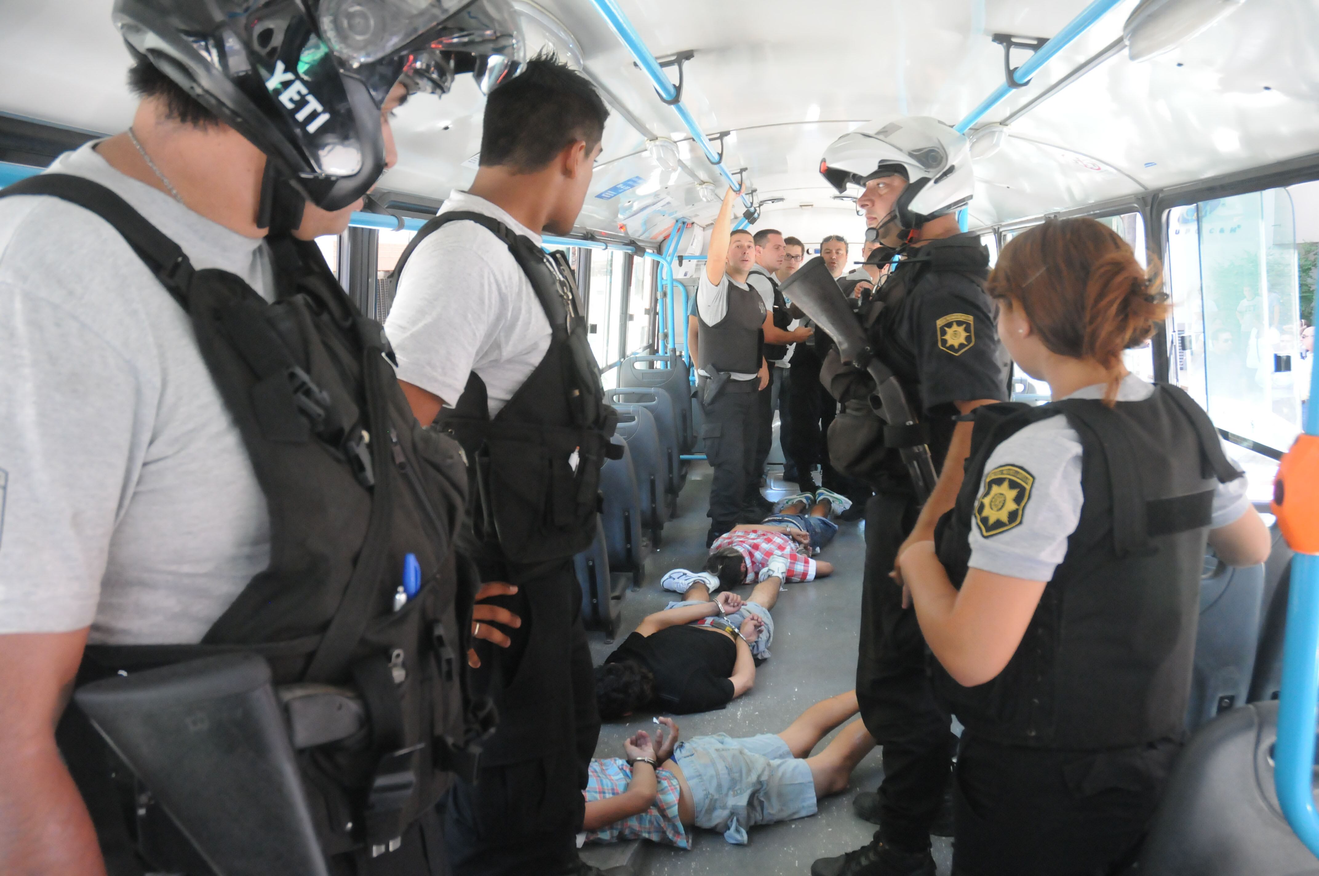 El informe insta a "investigar todas las denuncias de detenciones arbitrarias y maltrato".