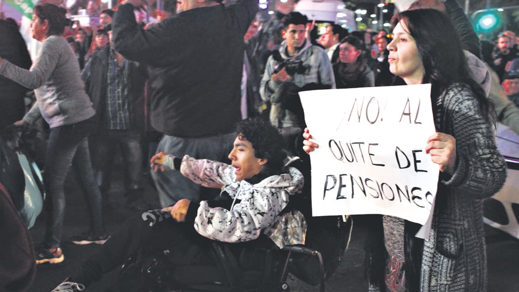 Una marcha de personas con discapacidad reclamó en junio por las pensiones eliminadas.