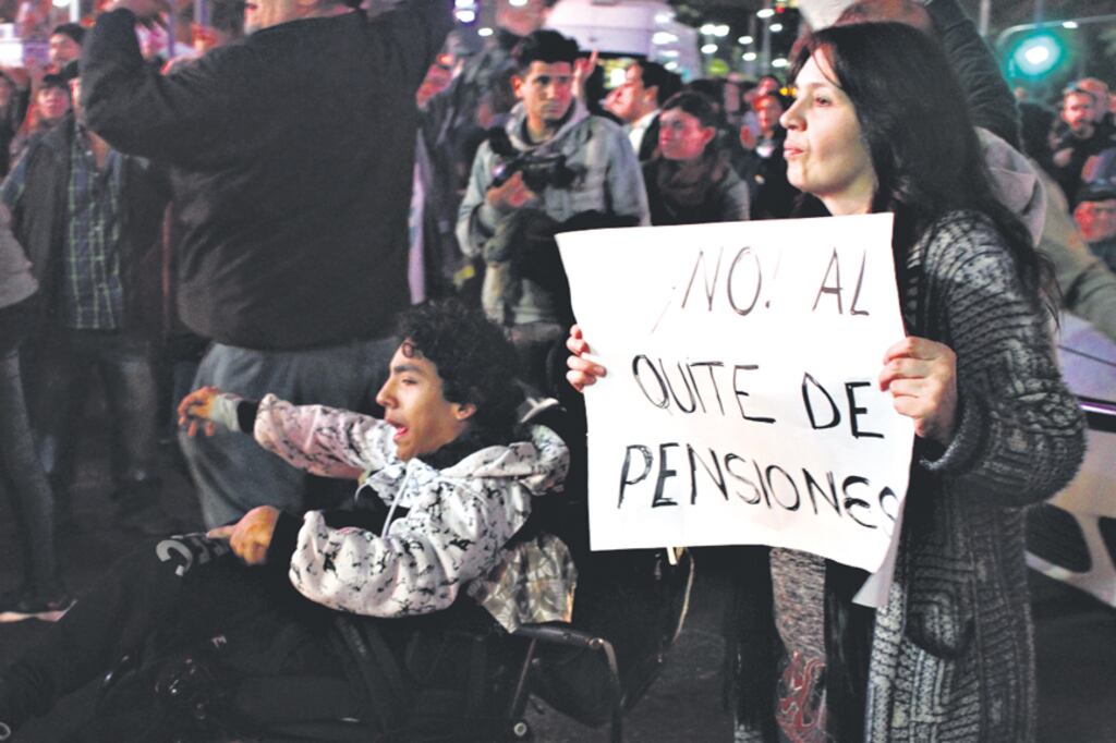 Una marcha de personas con discapacidad reclamó en junio por las pensiones eliminadas.