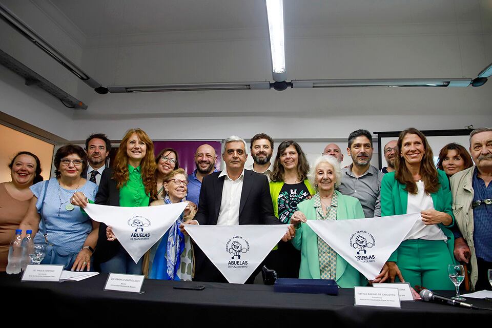 Estela de Carlotto, hijos, nietos y autoridades universitarias