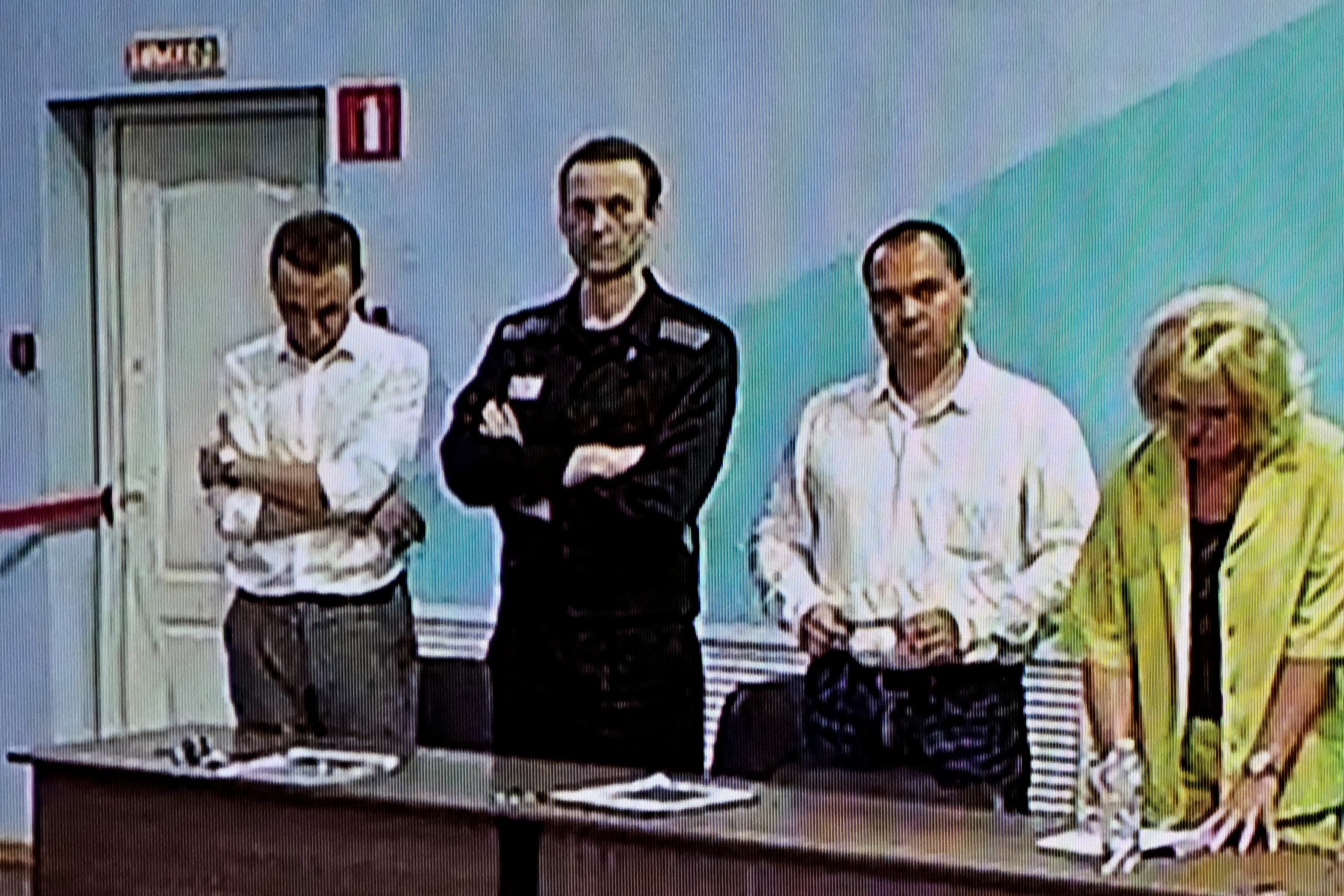 Navalny (segundo, izquierda) escucha el veredicto del juez.