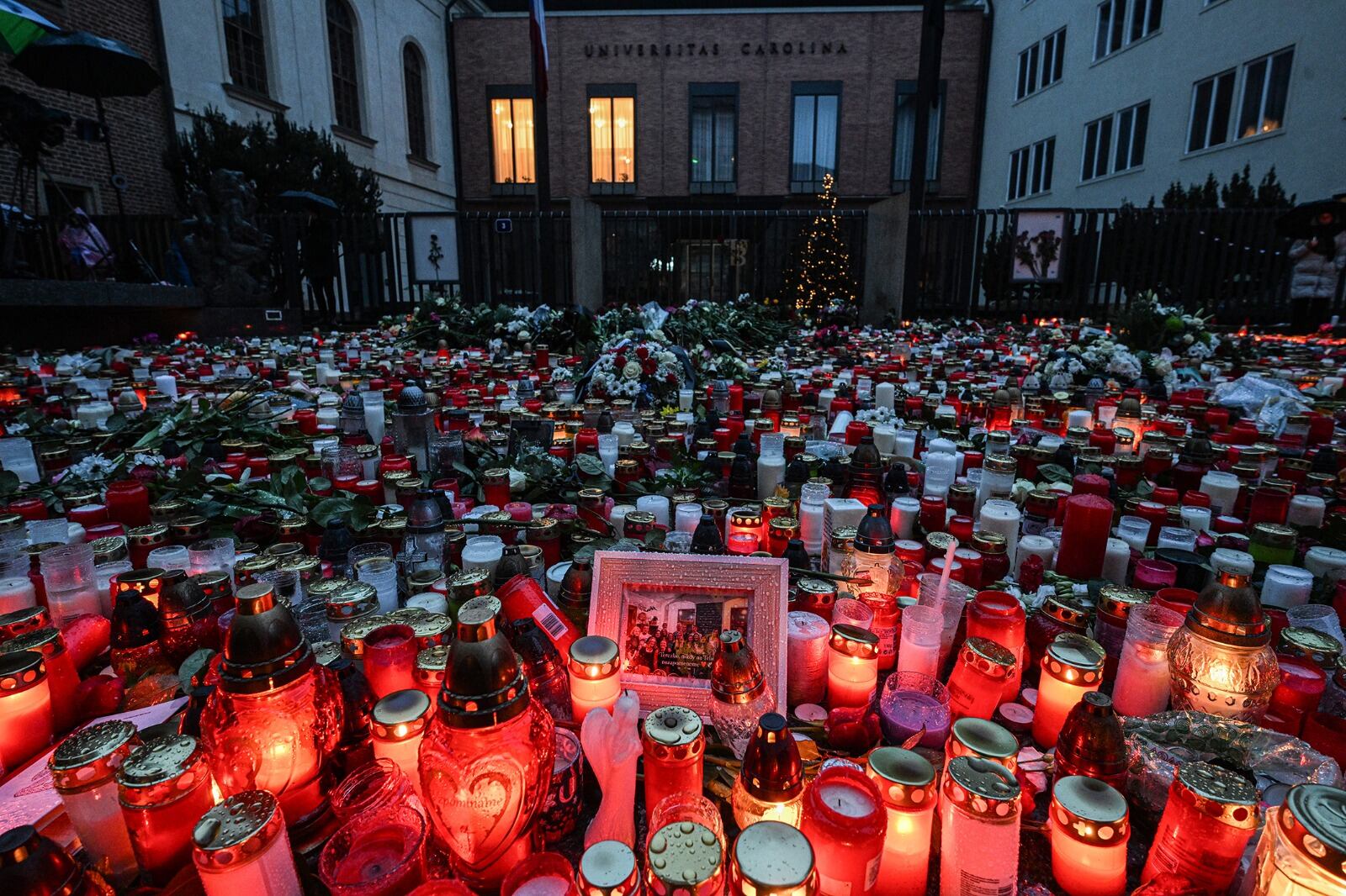 Un memorial frente a la Universidad Carolina recuerda a las víctimas asesinadas la semana pasada.