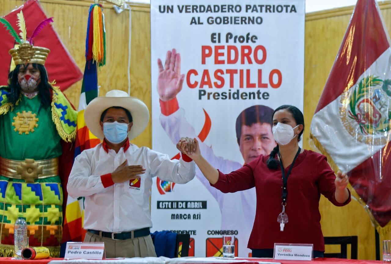 Castillo y Mendoza en un acto de campaña este miércoles en Lima.