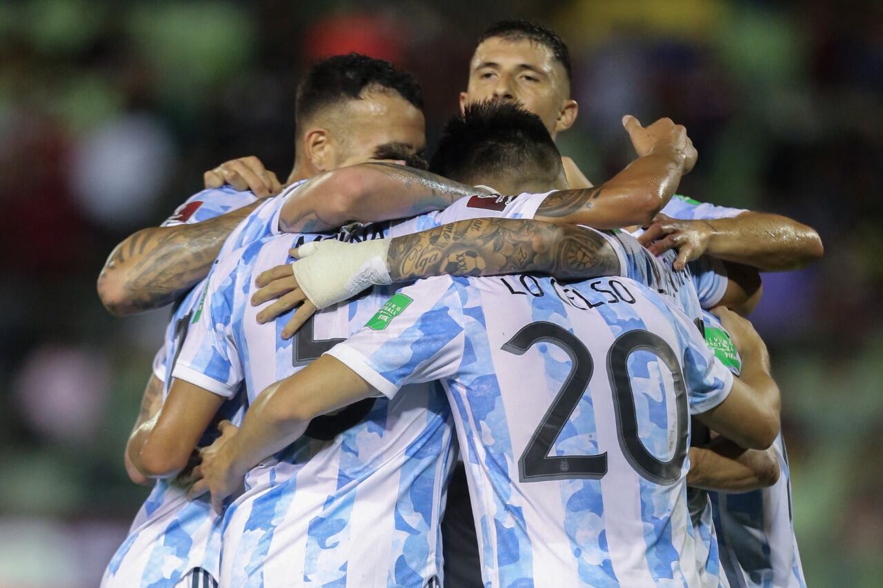 Todos con Lautaro, tras la apertura del marcador.