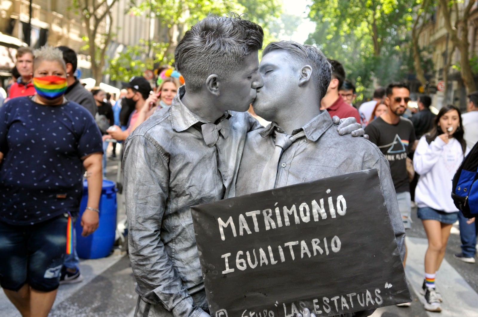 Argentina permite los matrimonios entre personas del mismo sexo​ desde el 15 de julio de 2010. De esta forma, el país se convirtió en el primero de América Latina en reconocer este derecho en todo su territorio. 