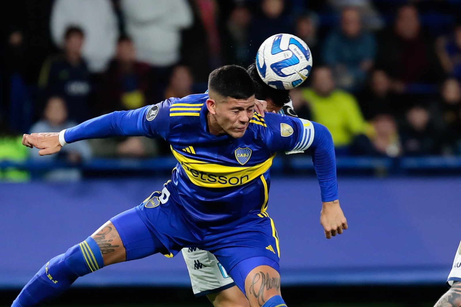 Rojo en acción, en el duelo copero de La Bombonera ante Racing