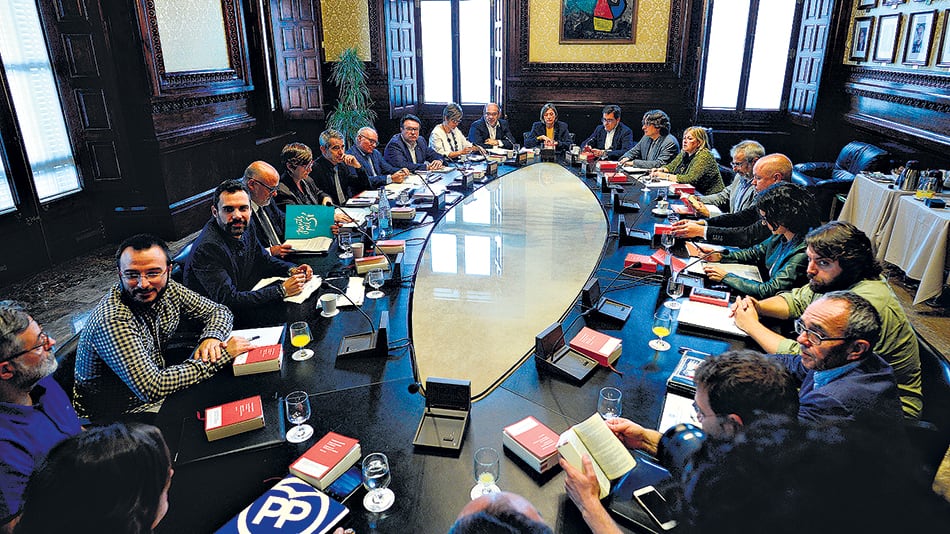 El parlamento catalán decidirá el jueves su respuesta a la suspensión de la autonomía regional.