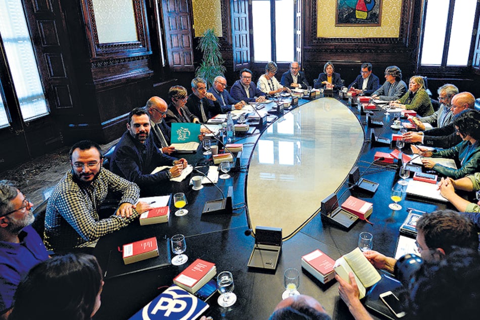 El parlamento catalán decidirá el jueves su respuesta a la suspensión de la autonomía regional.