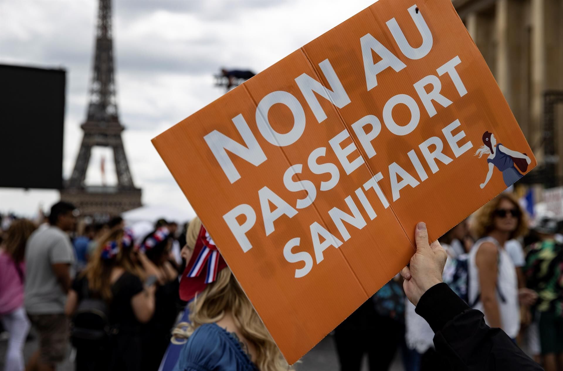"No al pasaporte sanitario", fue uno de los lemas de la protesta en Francia.