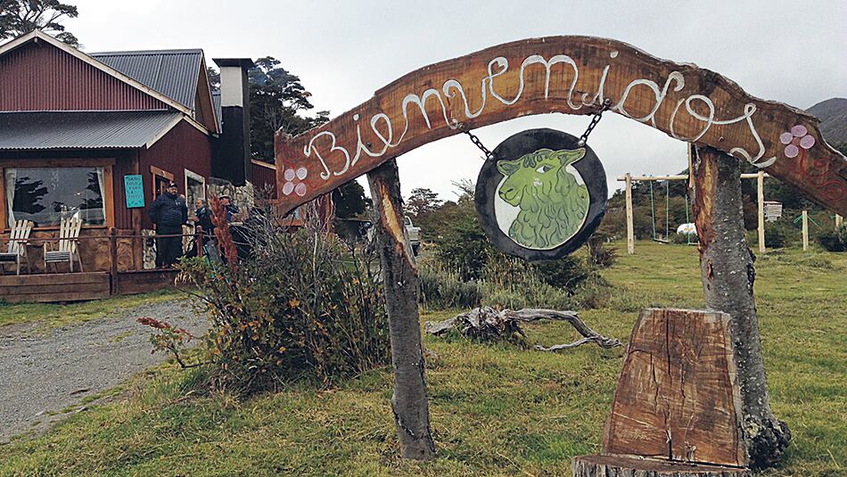 La Oveja Verde, con deck y vista al mar para un cordero al mediodía o merienda con tortas y fruta fina.