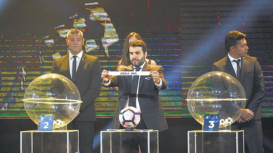 Hugo Figueredo muestra la cinta con el nombre de Boca durante el sorteo.