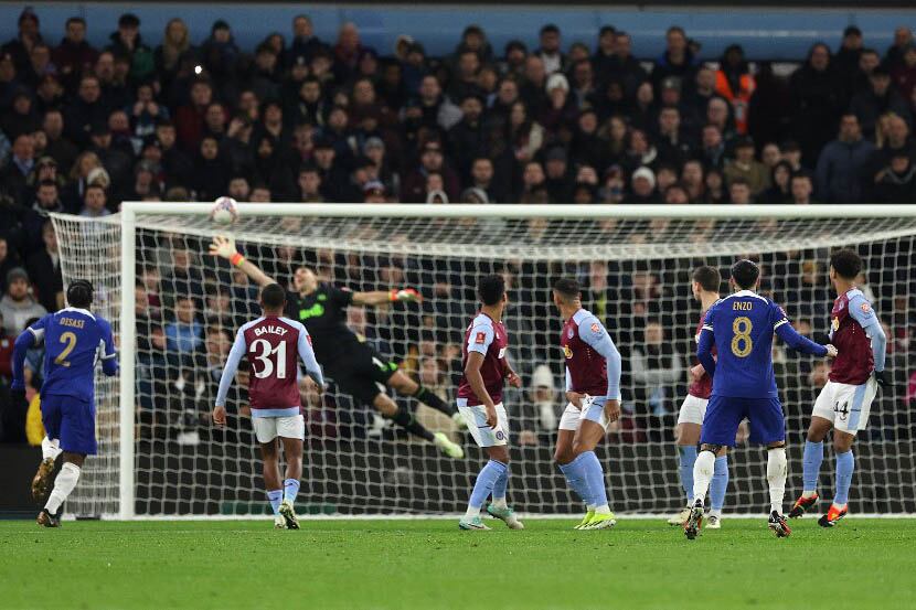 La pelota se está por convertir en gol de Enzo a pesar de la estirada de Dibu.